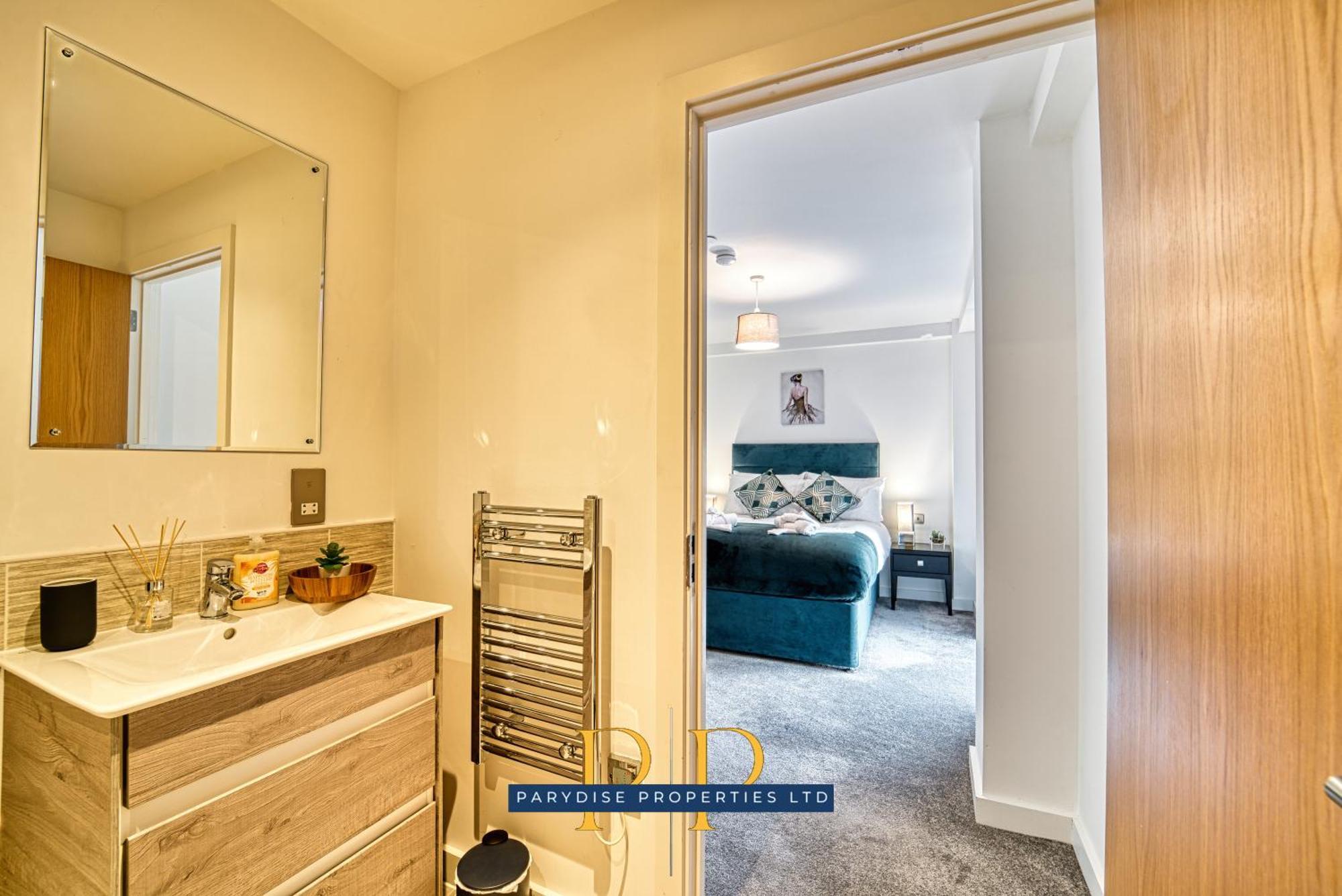 The Middlewood Plaza Suite - By Parydise Properties - Business Or Leisure Stays, Central Location, Sleeps 4, Salford Manchester Extérieur photo